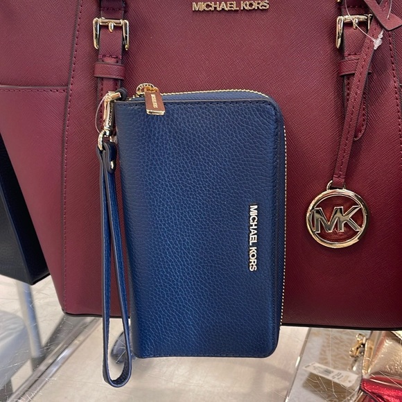MICHAEL KORS LARGE FLAT MULTIFUNCTION PHONE CASE WALLET WRISTLET 
NAVY COLOR
NWT - Picture 1 of 16